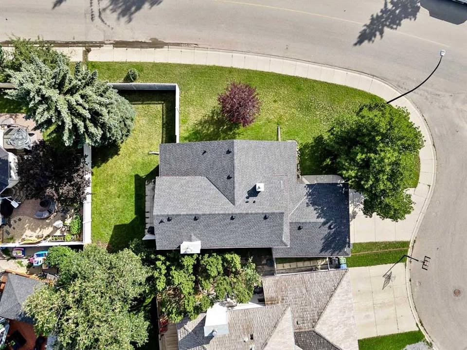 4 bedroom House in Calgary, Alberta - Image 5