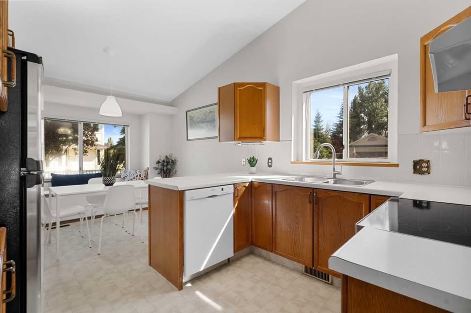 4 bedroom House in Calgary, Alberta - Image 7