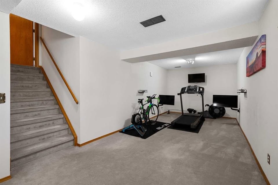 4 bedroom House in Calgary, Alberta - Image 6