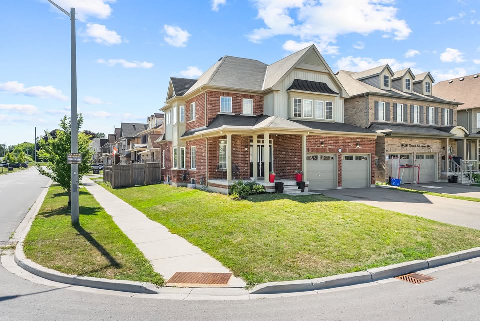 4 bedroom House in Oshawa, Ontario - Image 1