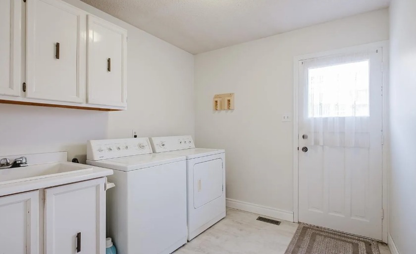 3 bedroom Unknown in Toronto, Ontario - Image 2